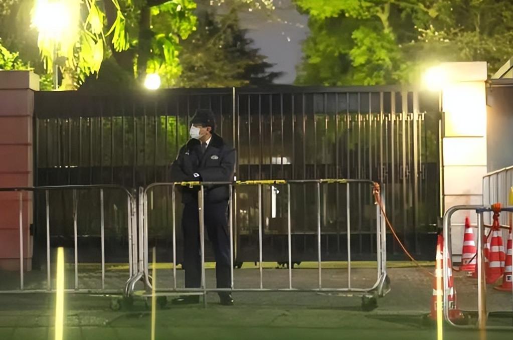 原来日本那个持刀强闯大使馆的军官曾经被咱们审讯了大概三个小时

很多最新消息陆续