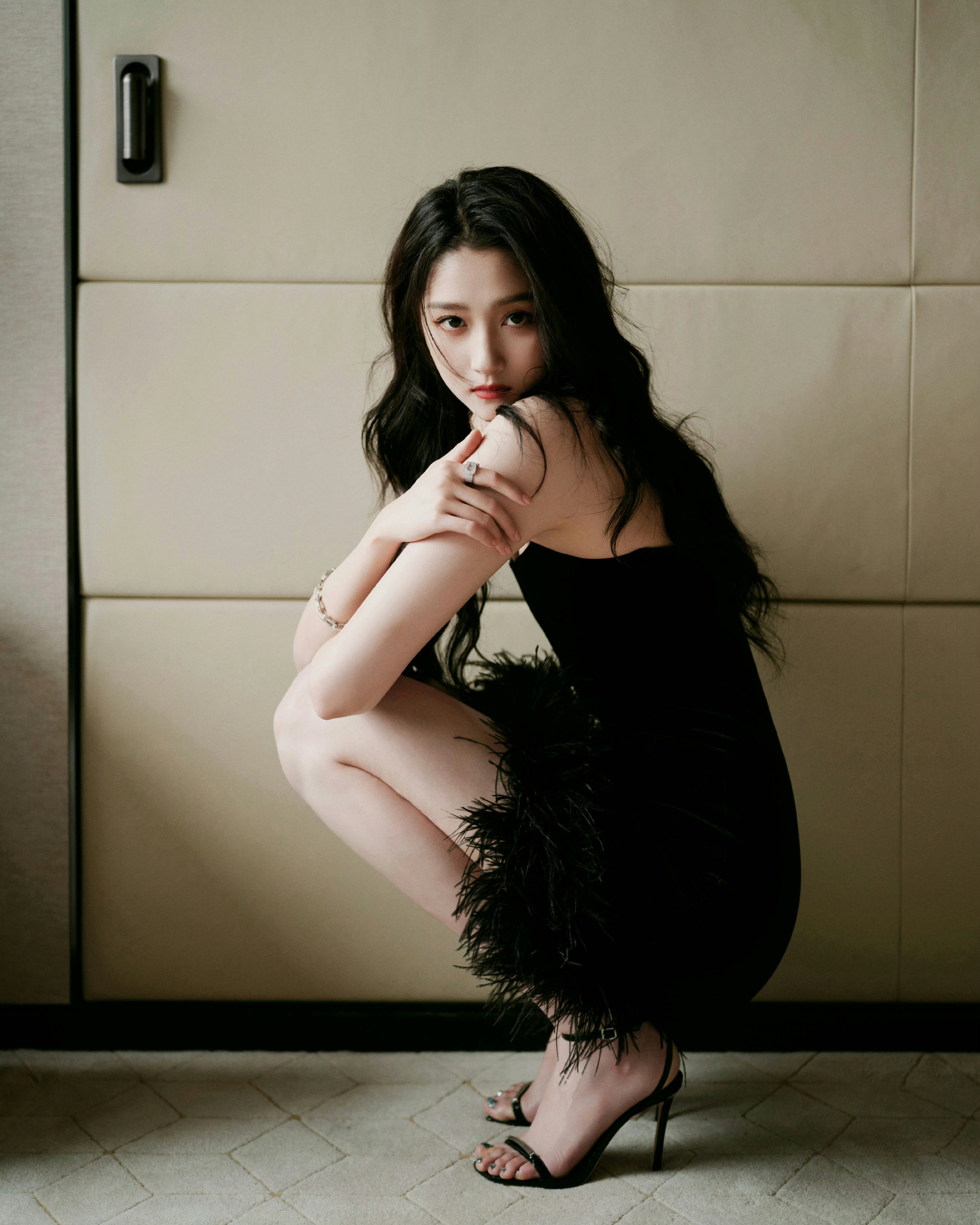 关晓彤，黑裙高跟大长腿穿搭美学。关晓彤