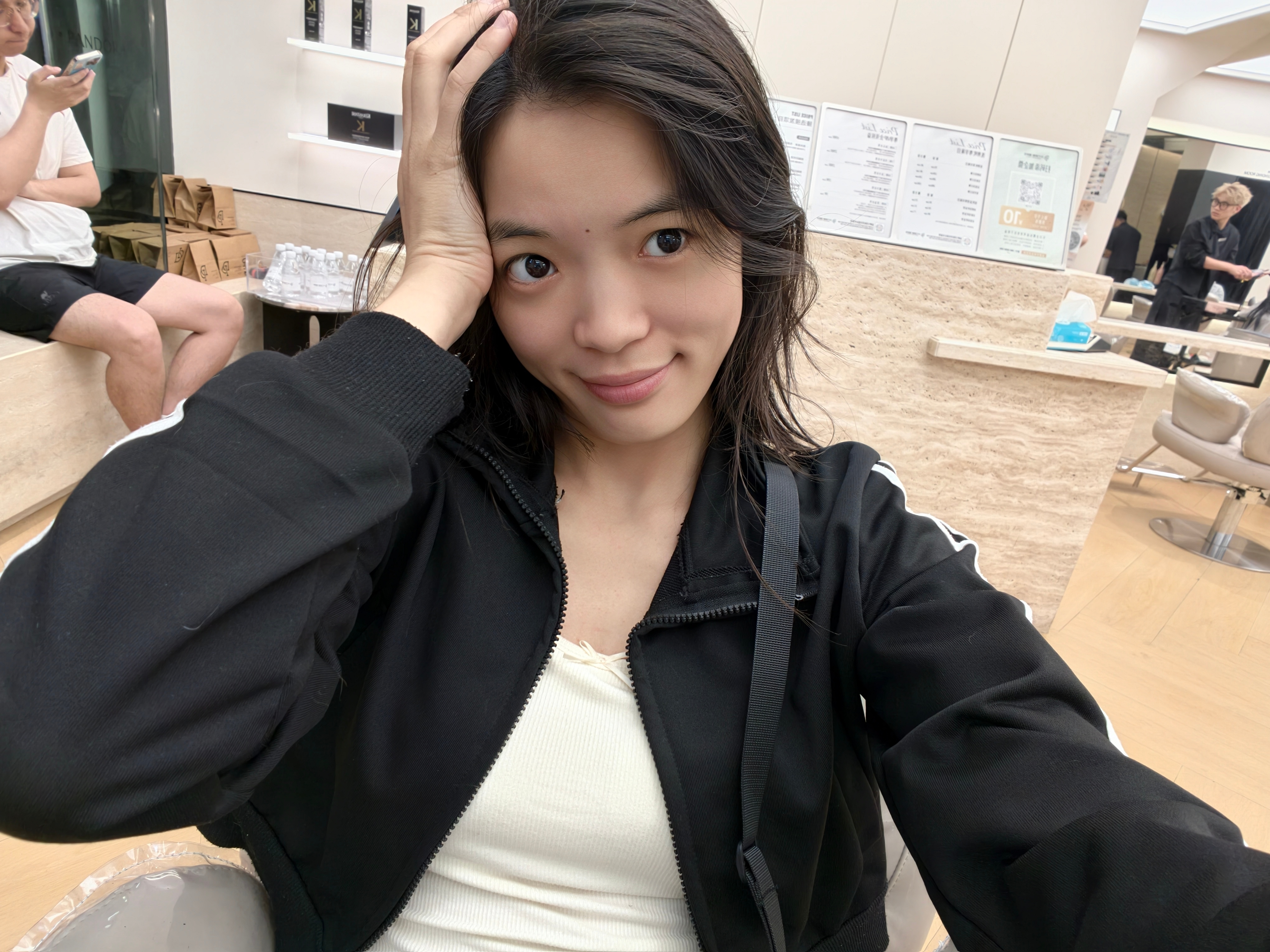 来剪头发啦，你们喜欢素颜的小助理吗？ ​​​