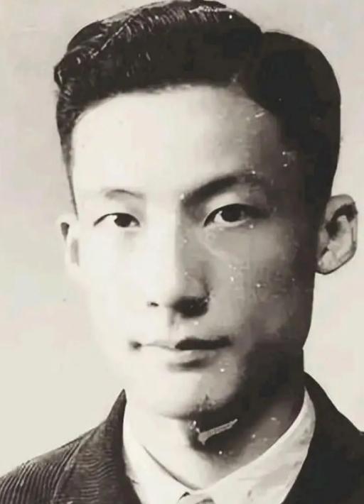 1949年，毛人凤下令处死朱君友。朱君友坦然赴死，却发现枪决他的2名特务，朝他频
