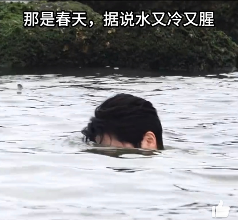仇人看到张新成这样感觉也释怀了，为了效果好一次次在水里拍摄，上岸后嘴唇颜色都不对