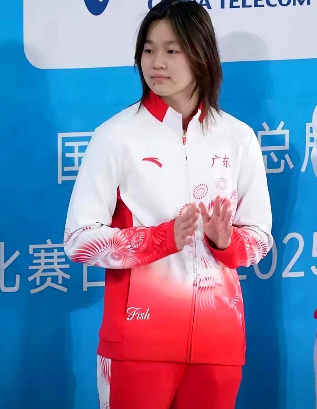 脸圆了12斤！跳水小花紧急减重
 

18岁，身高1米6，体重48公斤，她却得再