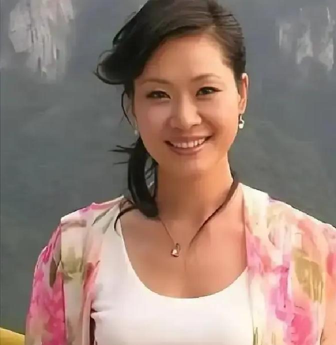 36岁的于文华抬手勾起29岁李年的下巴，霸气宣布：“小子，姐今天就嫁给你了！”2