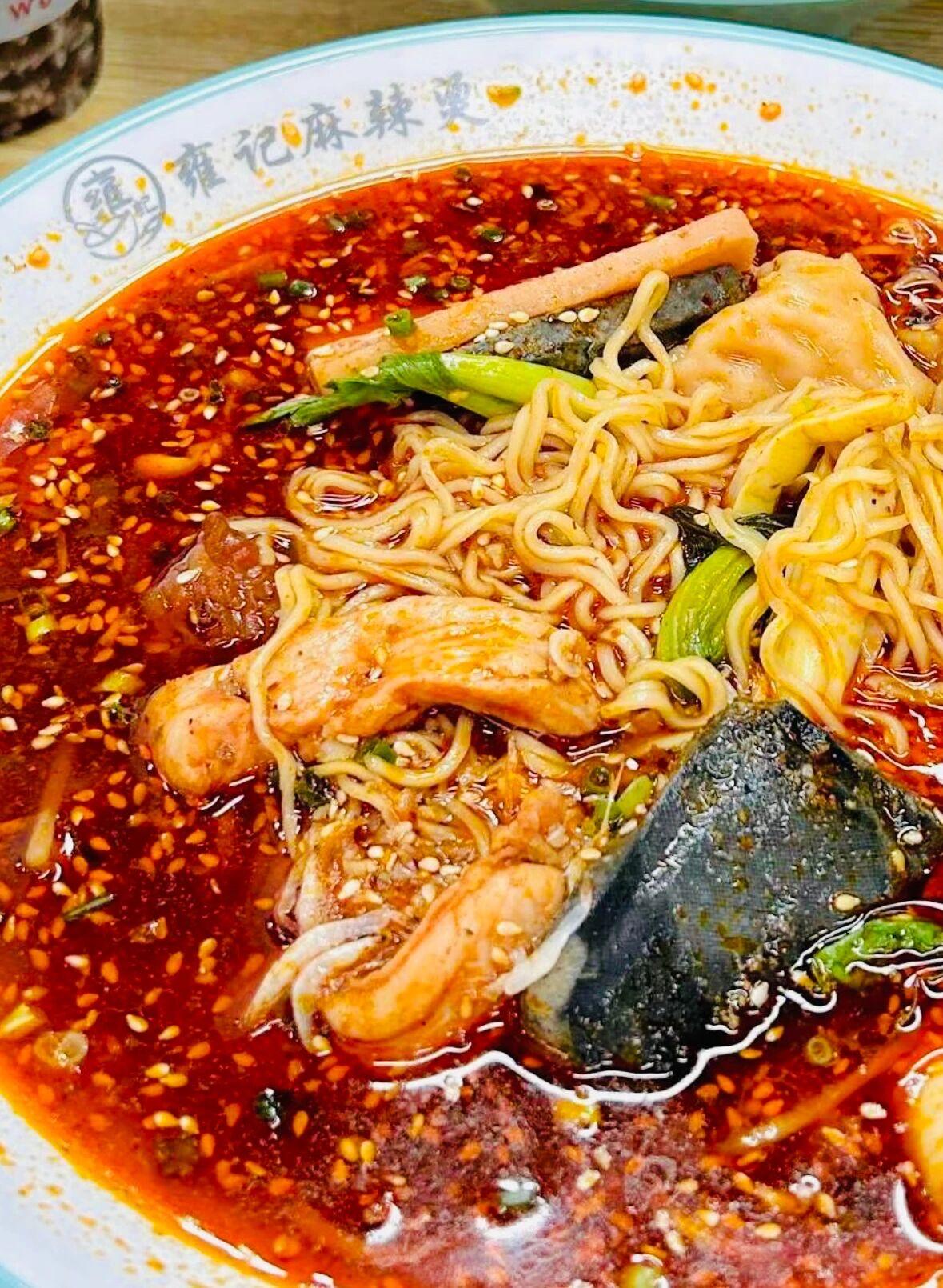 欢乐五一畅游芜湖，芜湖麻辣烫门店人人人…五一假期，芜湖美食现场丨芜湖麻辣烫挤爆了