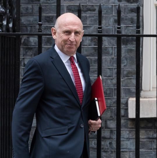 “榛树”吓得屁滚尿流，仓皇逃回英国，还狂言要抓普京
        英国国防大臣