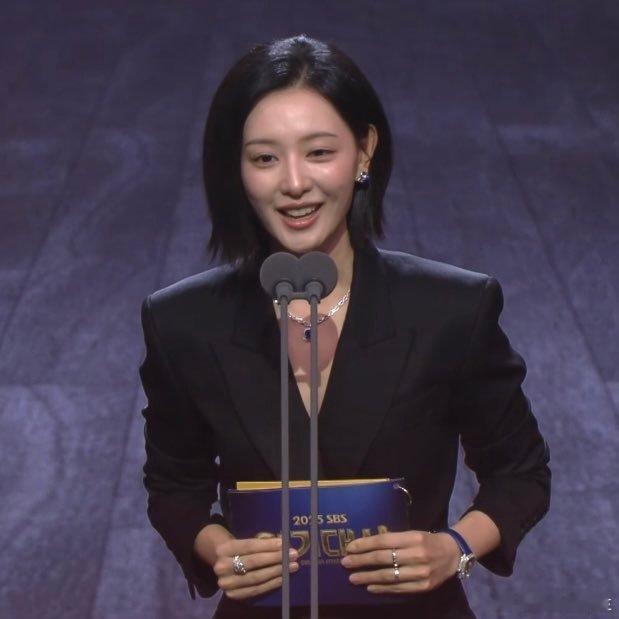 【热推】穿西装的姐姐们真帅气啊