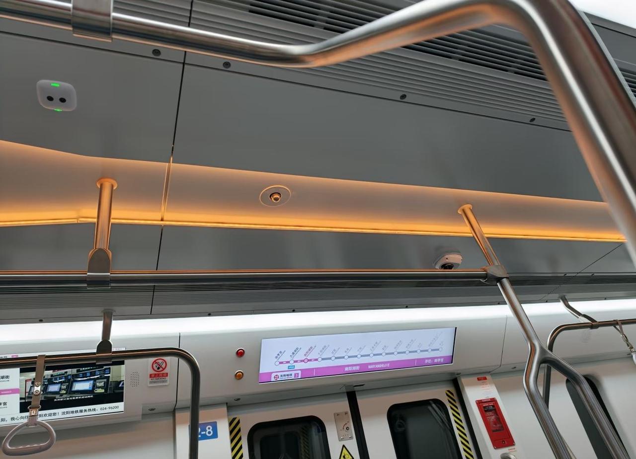 灯带变色了
沈阳地铁只有法定节假日的时候车厢灯带才会变色吗？因为今天还属于元旦假