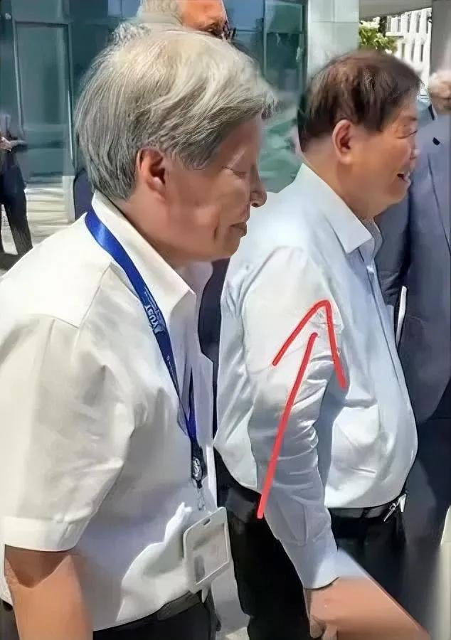 曹德旺要卸任给儿子？

我姐妹在福耀上班说了实话

原来亲眼见他头发稀疏又驼背，