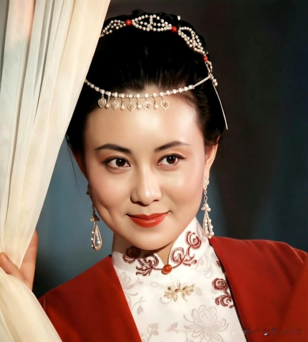 这位美丽的女士，在上世纪七、八十年代是长春电影制片厂的后起之秀，主演了《山寨火种
