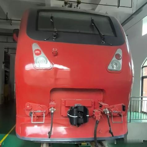 HXD1D型电力机车的原始涂装版本，除了司机室挡风玻璃外全红涂装，而且是中国红！
