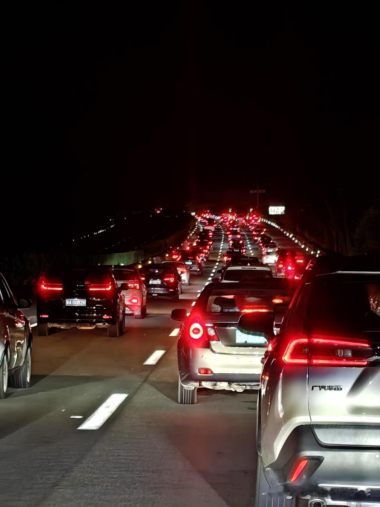 谁懂啊家人们！返程堵到怀疑人生
 
本来想着早点走能避开堵车
结果好家伙 全中国