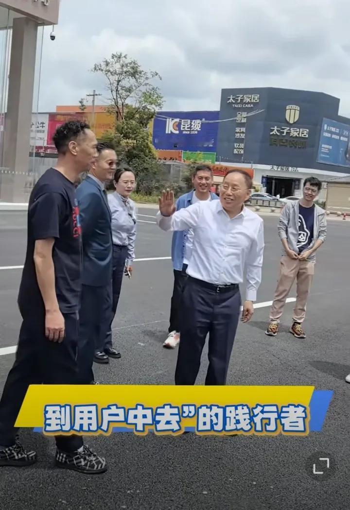 赛力斯董事长张兴海真的太有实干精神了！这不，7月28日，大三伏天热气腾腾的，他这