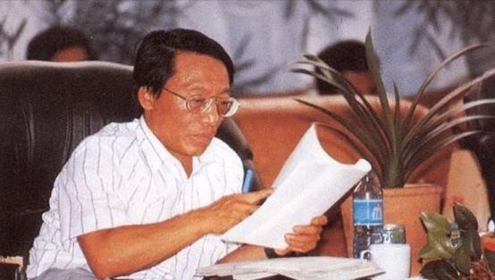 "儿子，爹不行了，你……你……咳咳，一定记得要回老家看看。"

1955年，台湾