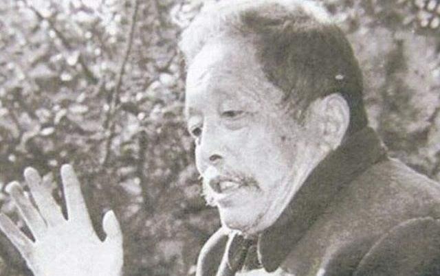 1956年，南通市土地庙里，一个跑江湖的汉子抓起一条剧毒腹蛇，冲着蛇头，伸出舌头
