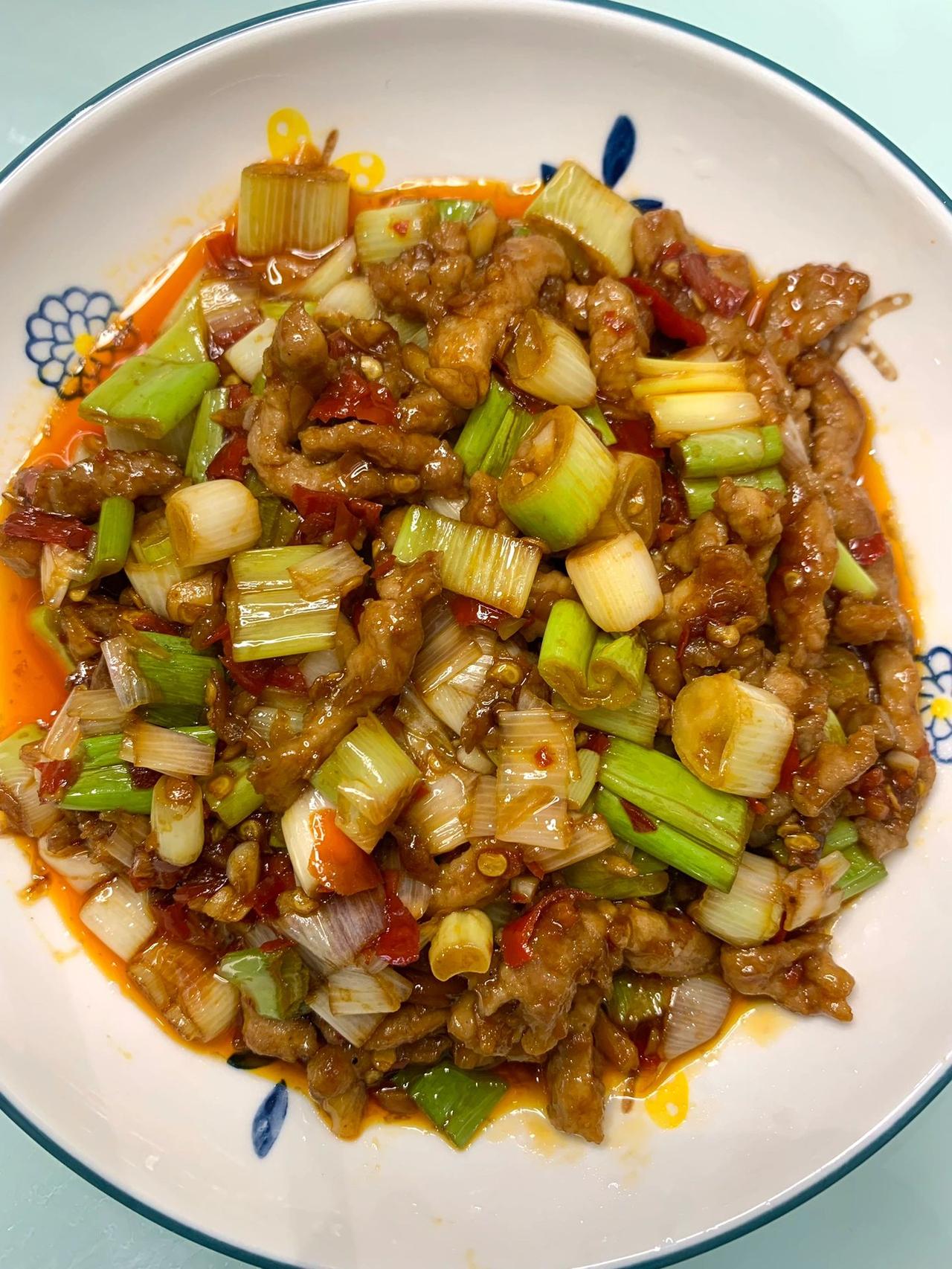 谁还没吃过重庆版鱼香肉丝！巨巨巨好吃！！
正宗重庆版鱼香肉丝！个人感觉比木耳胡萝