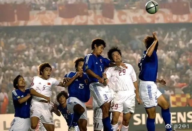 解说员灵魂发问：中日足球，差了多少年？日本1比0赢下英格兰。不是一场普通的友谊赛