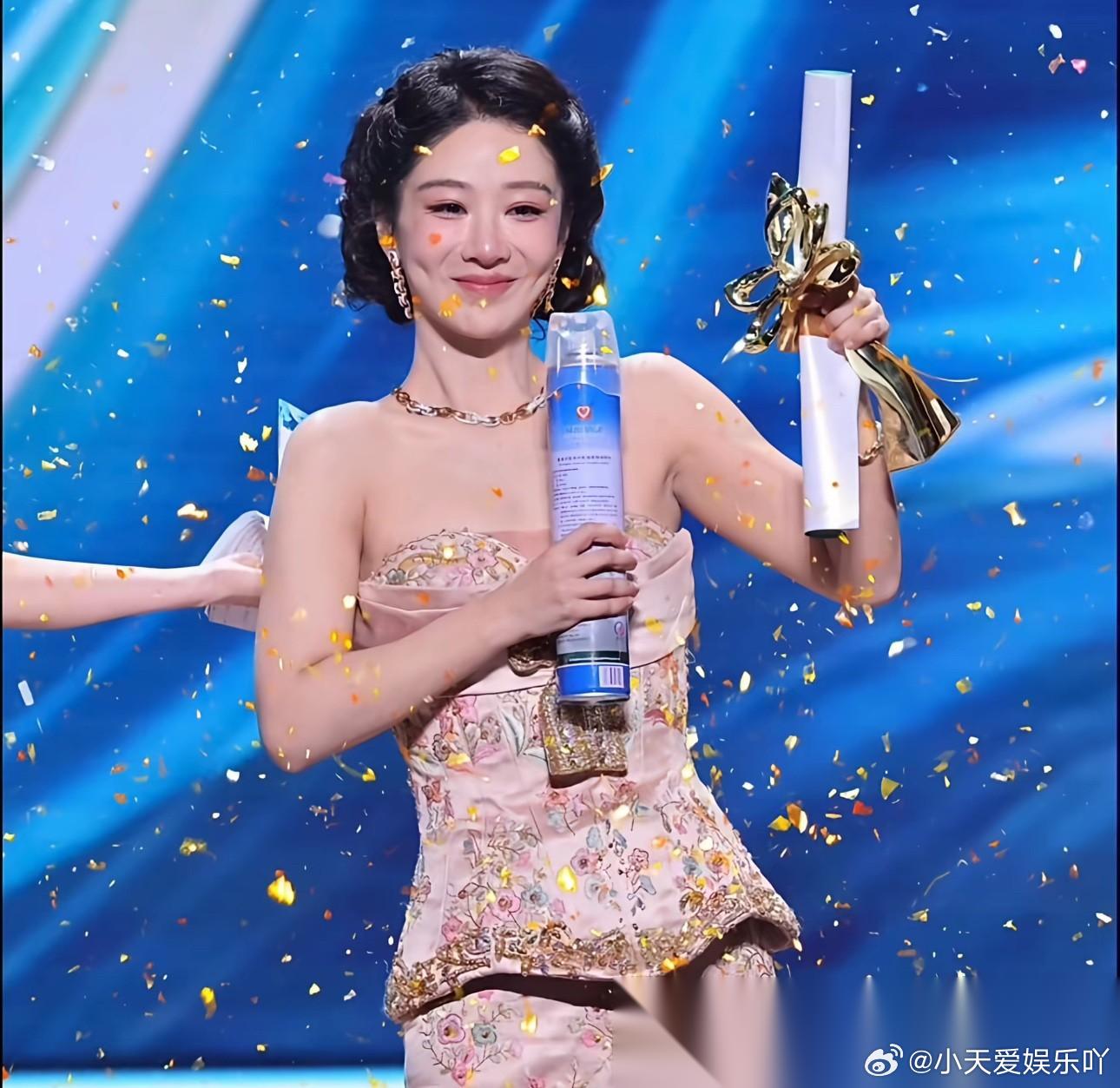 多读书还是有用的， 不信你看杨紫， 她在上海白玉兰台上的获奖感言，每一句话都言之