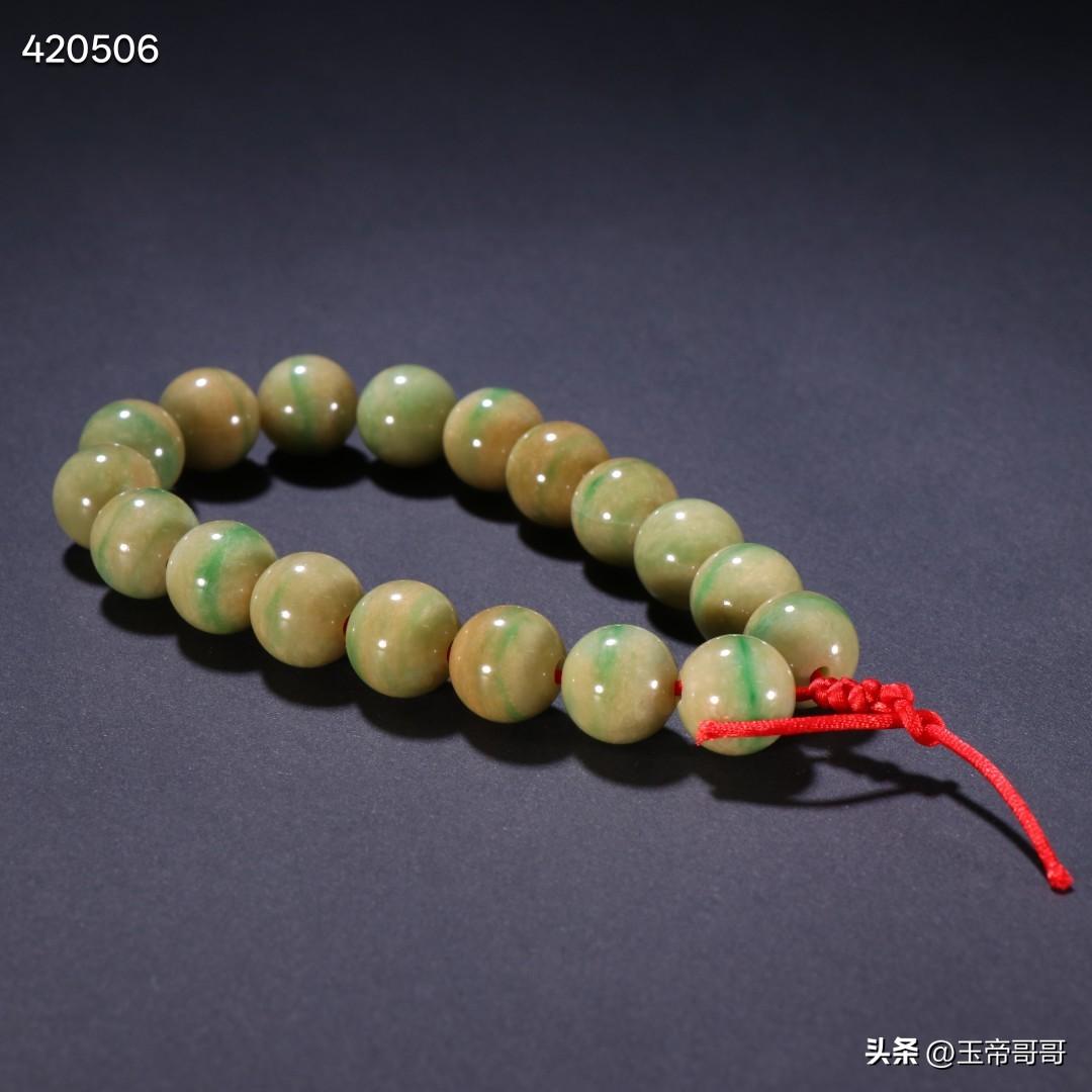 清代 翡翠十八子。
规格-珠径1.2cm 重51.2g
