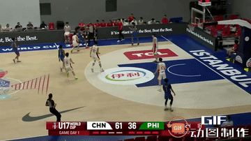U17世青赛中国男篮对阵菲律宾男篮的比赛中，中国球员陈潇毅在保护篮板时没有卡位，