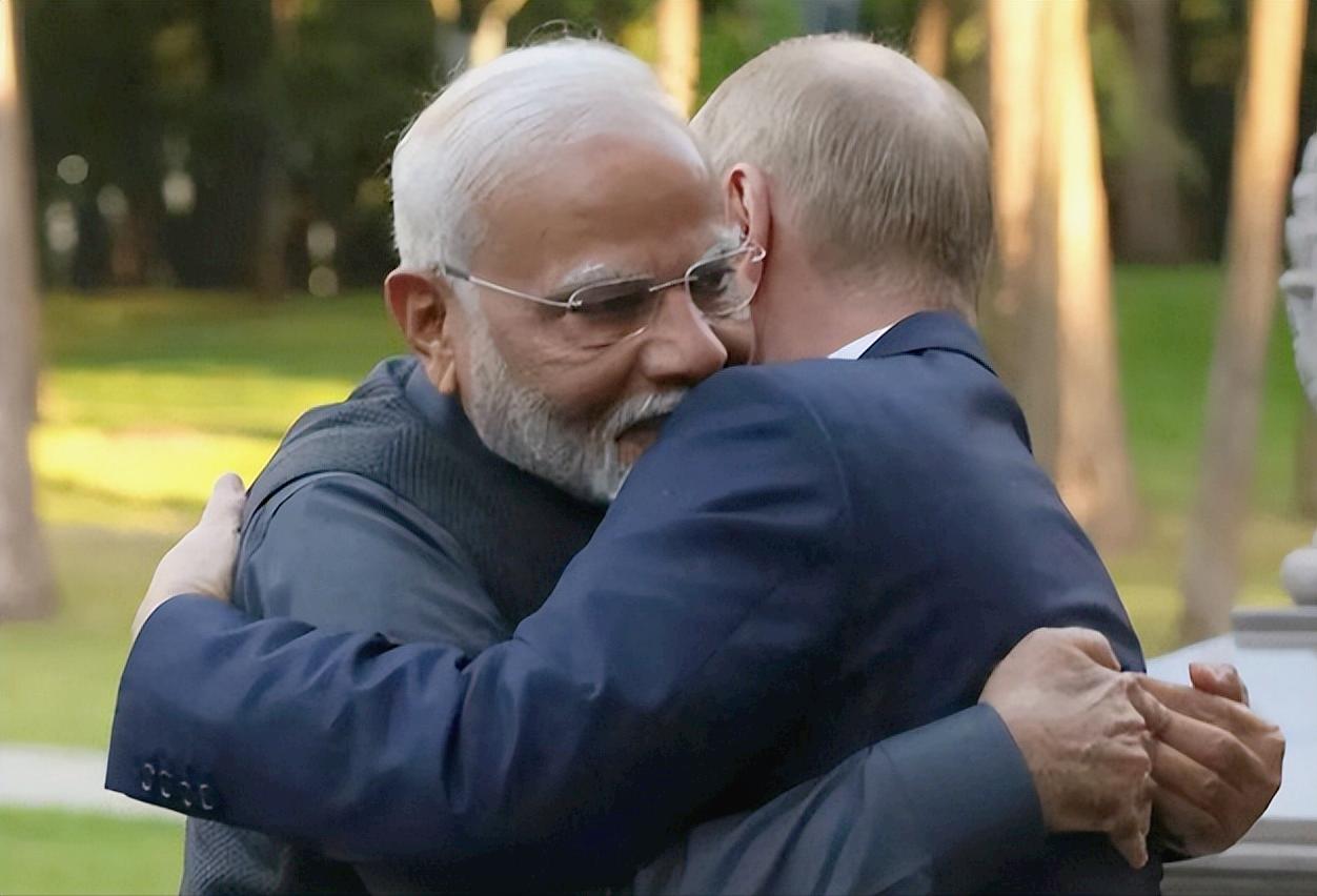 俄罗斯这次估计彻底被打醒，俄乌打了三年多，俄罗斯被西方围堵制裁，以为抱住印度这条