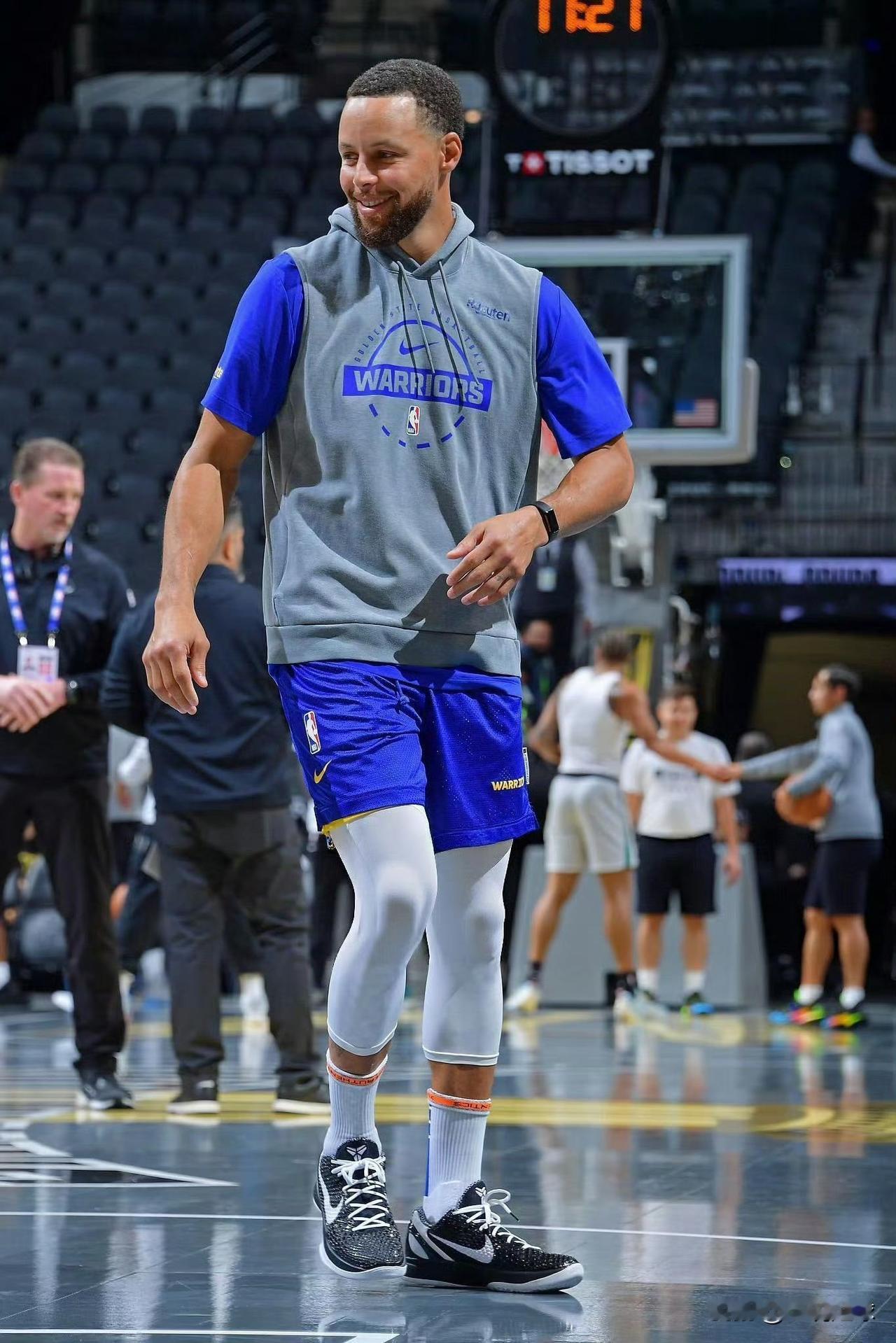 库里穿科比6，也算是奇观了！哈哈哈哈哈

某踏、某宁，赶紧出手啊！[笑哭][笑哭