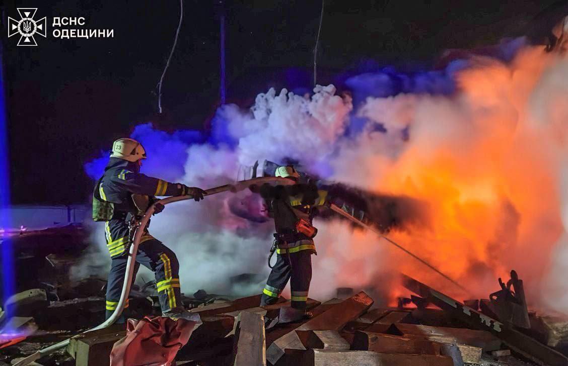 俄军“拉闸”行动仍在继续
今天凌晨敖德萨的多处能源设施再度遭到打击。
敖德萨继续