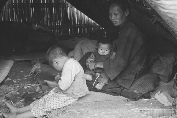 露宿街头的难民，上海 ​​​