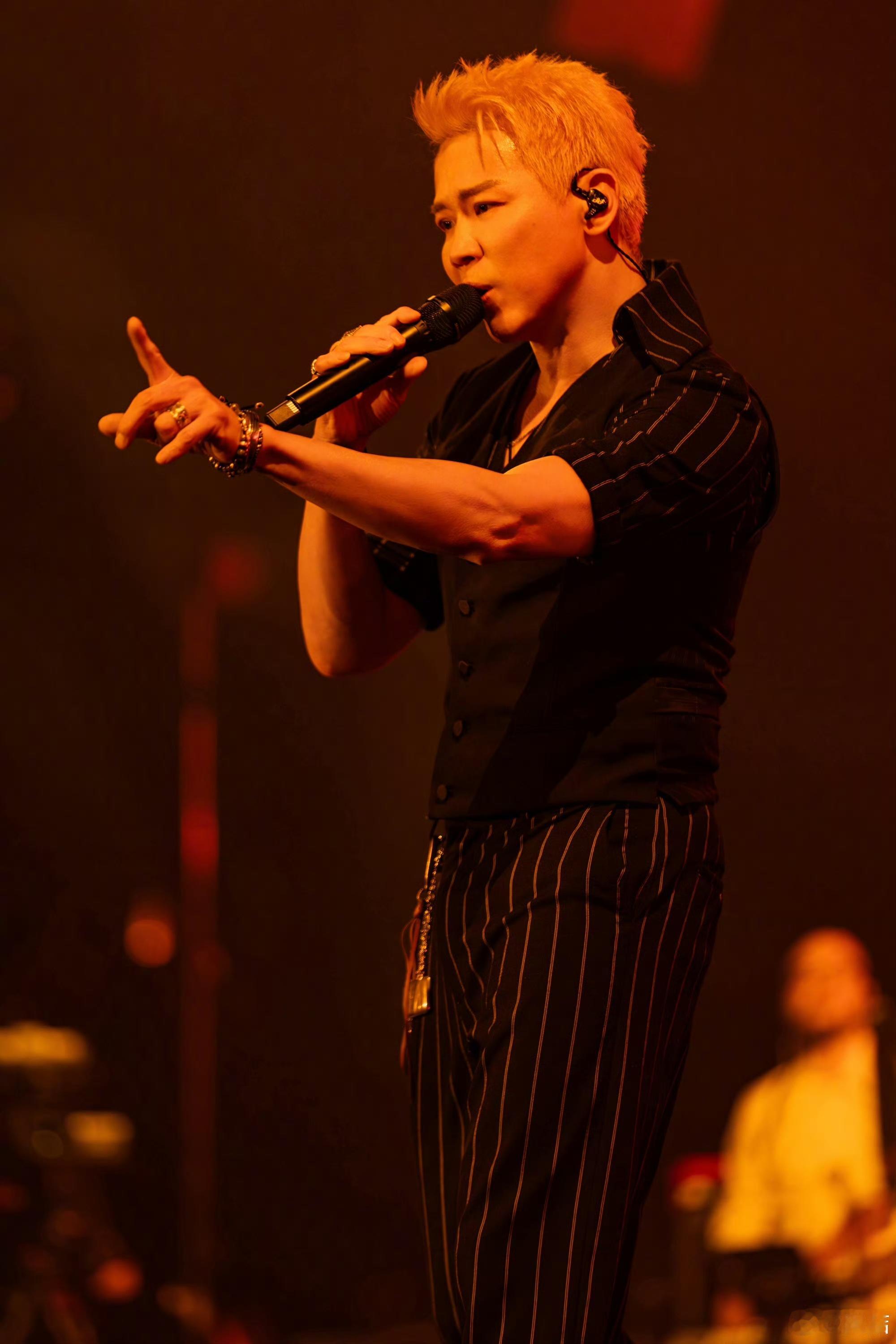 陶喆带抽象出国了 陶喆去纽约开演唱会，直接把抽象文化输出到国外了！他在台上那脱口