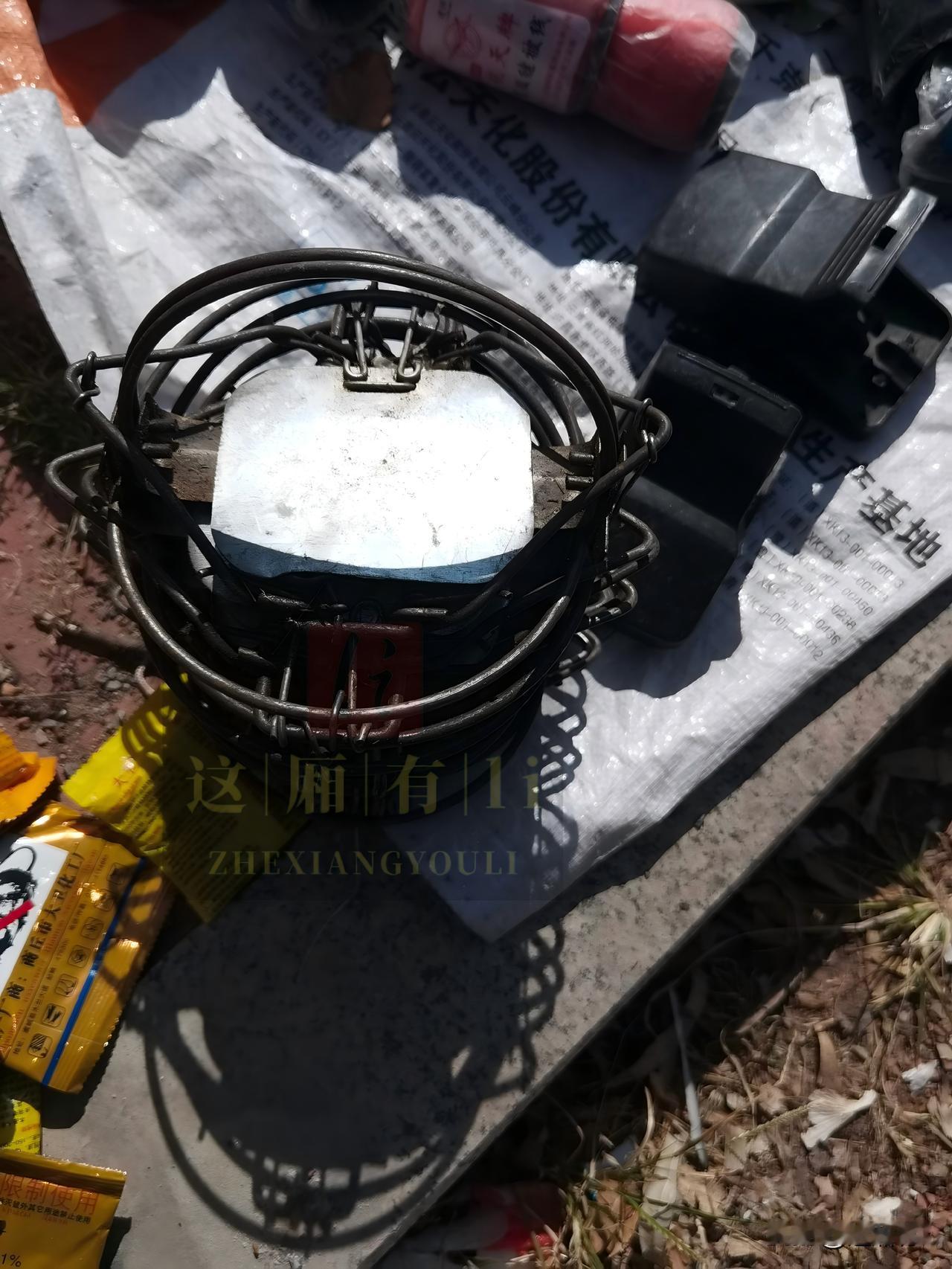 几条铁丝，空心圆底，中间两根铁丝凸起，可撑开，撑开呈圆形。农村大集上有小摊出售，