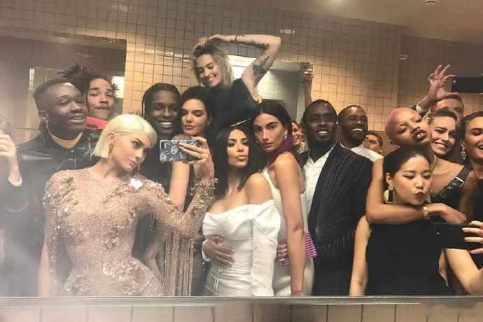 Vogue活动模仿Met Gala「厕所合影」对比，你觉得模仿到精髓了吗？为什么