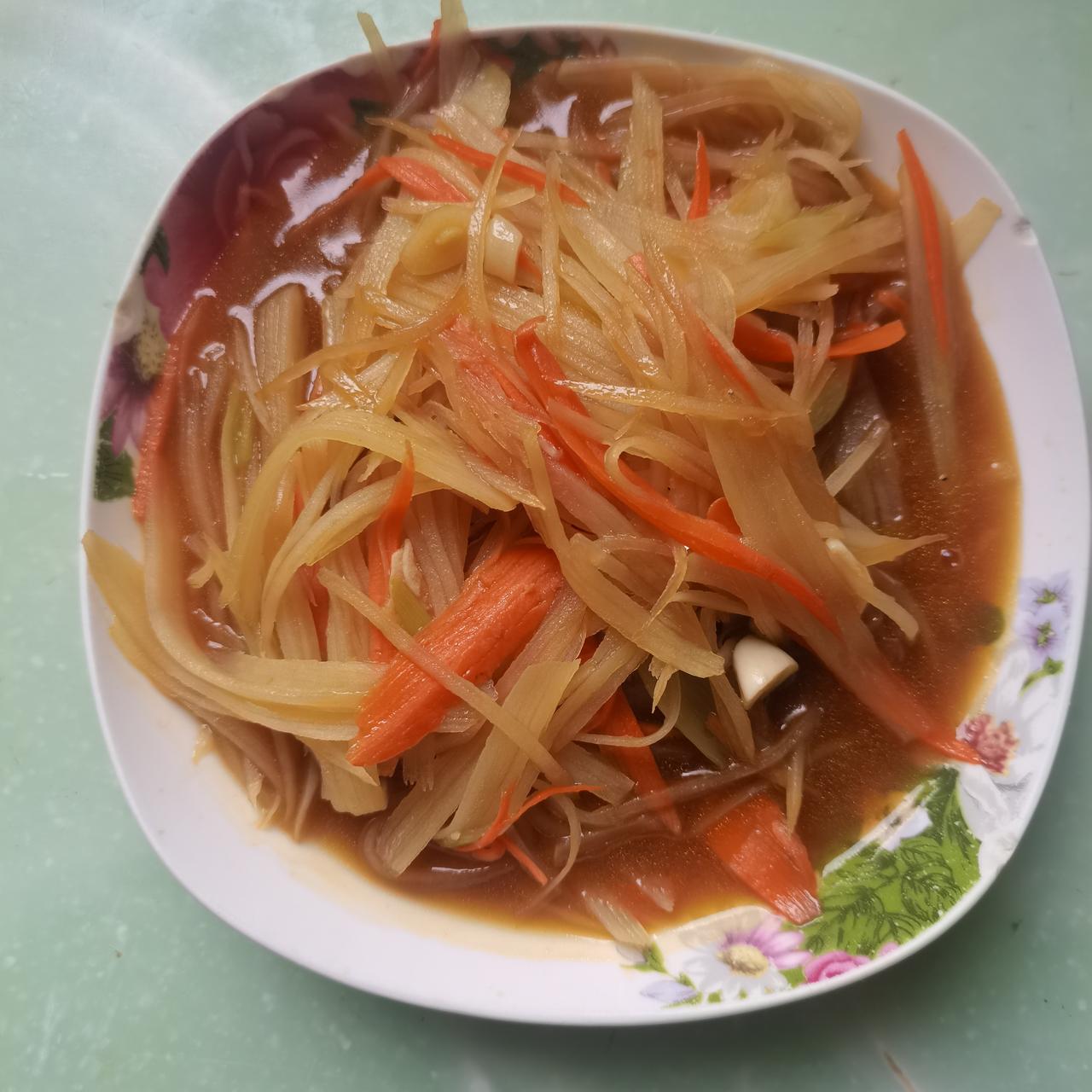 突然想吃土豆丝，
酸辣口味炒一盘。
腊肠炒出青红椒，
肉丝豆角美味肴。
鸡蛋紫菜
