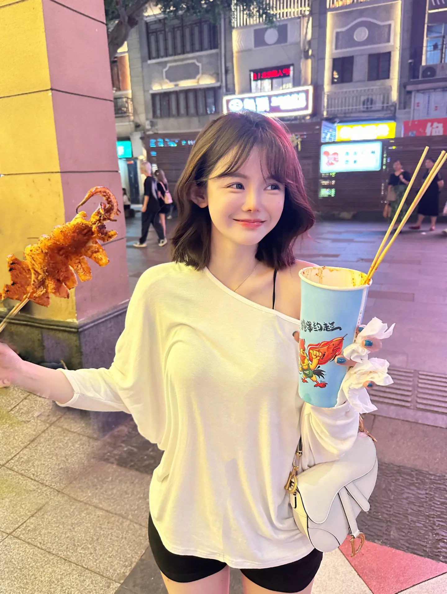 短发女孩。刷到好听的音乐就想发个，虽然不能当饭吃，但可以喂养无趣的灵魂。