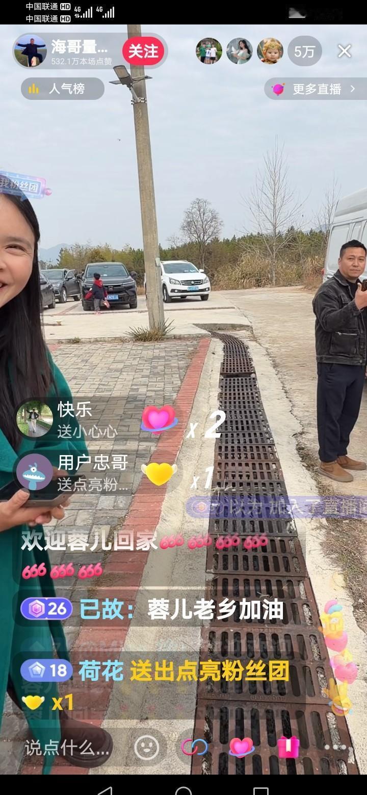 凌晨的寒风里，她没坐保姆车，而是蜷在货拉拉里颠簸了一整夜。
镜头前，她素面朝天，