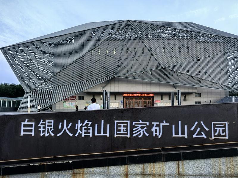 各国不储备白银，原因还挺多。白银工业用途广泛，电子、医疗、太阳能等领域大量消耗它