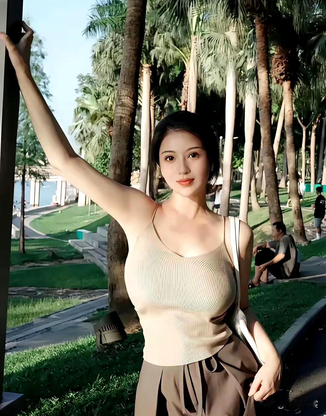 阳光下的甜美自拍，热带风情满满！🌴😊