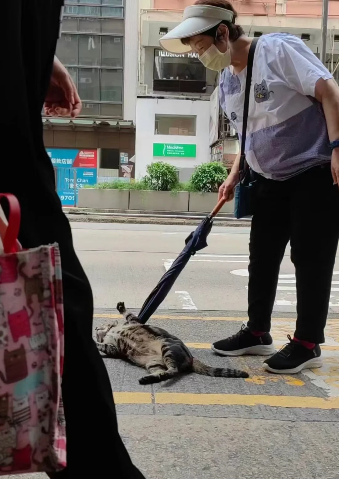 HK🇭🇰婆婆叫阻B返入舖頭，冇阻人排隊等巴士