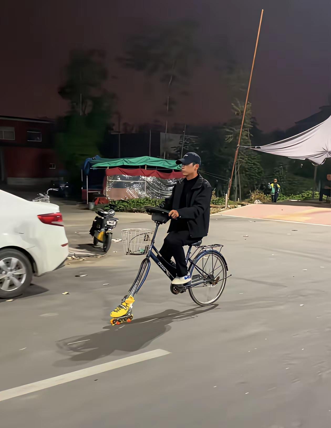 自行车前轮被人偷了，但是也难不倒聪明的神人，把一个滑冰鞋装上去，又是一辆会走动的