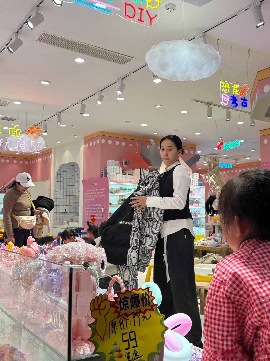 偶遇何美延带三娃在商场玩 网友偶遇何美延带三娃在商场玩，这是和梁淞离婚了吗？ 