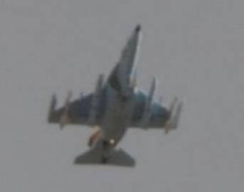 有什么武器打什么仗。翼尖带了干扰弹吊舱，机翼下挂载2枚R-73空空导弹和俩副油箱