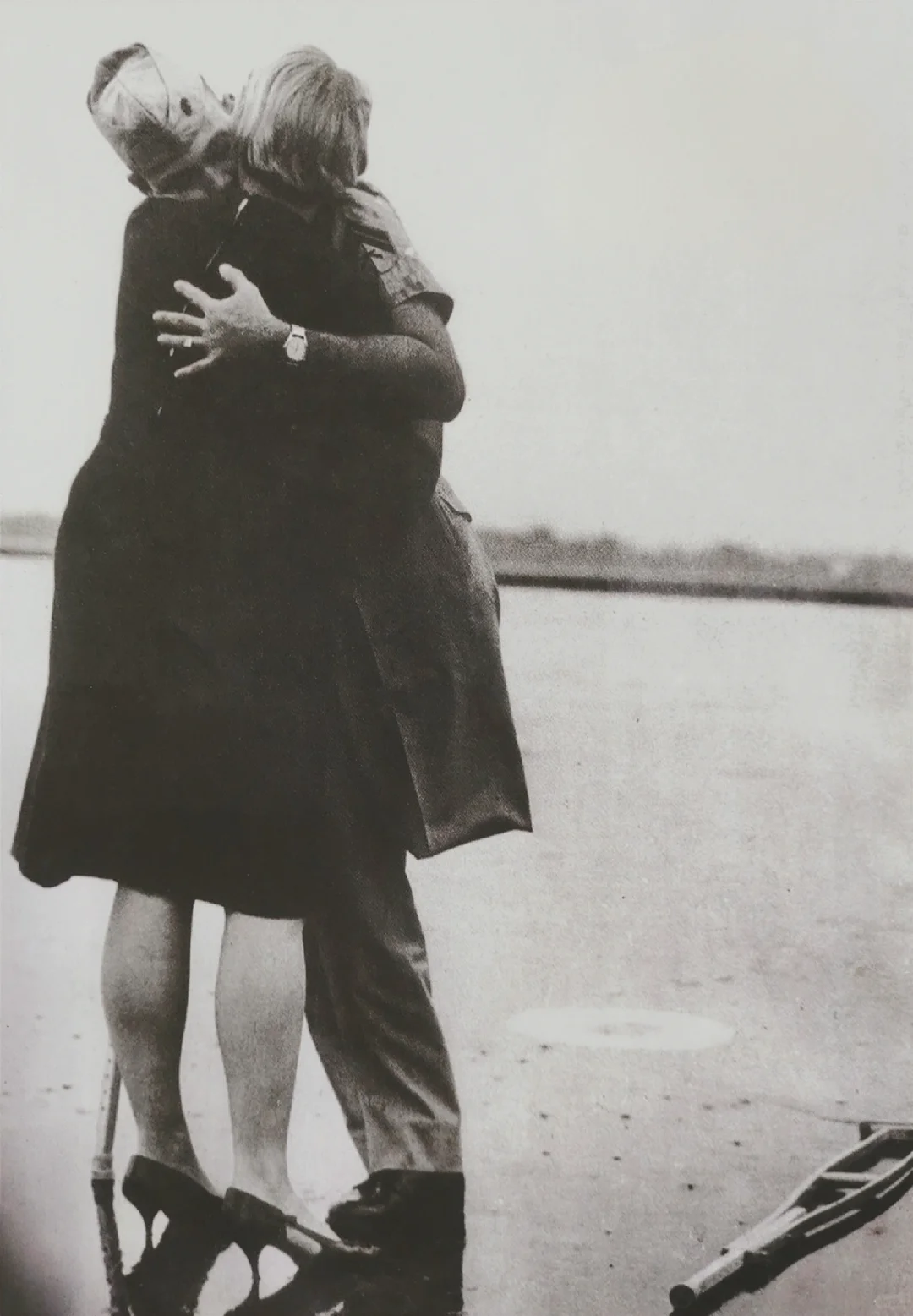 越南战争结束后，刚从越南回来的美国士兵正在跟迎接他的老婆接吻。这个美国士兵在越南...