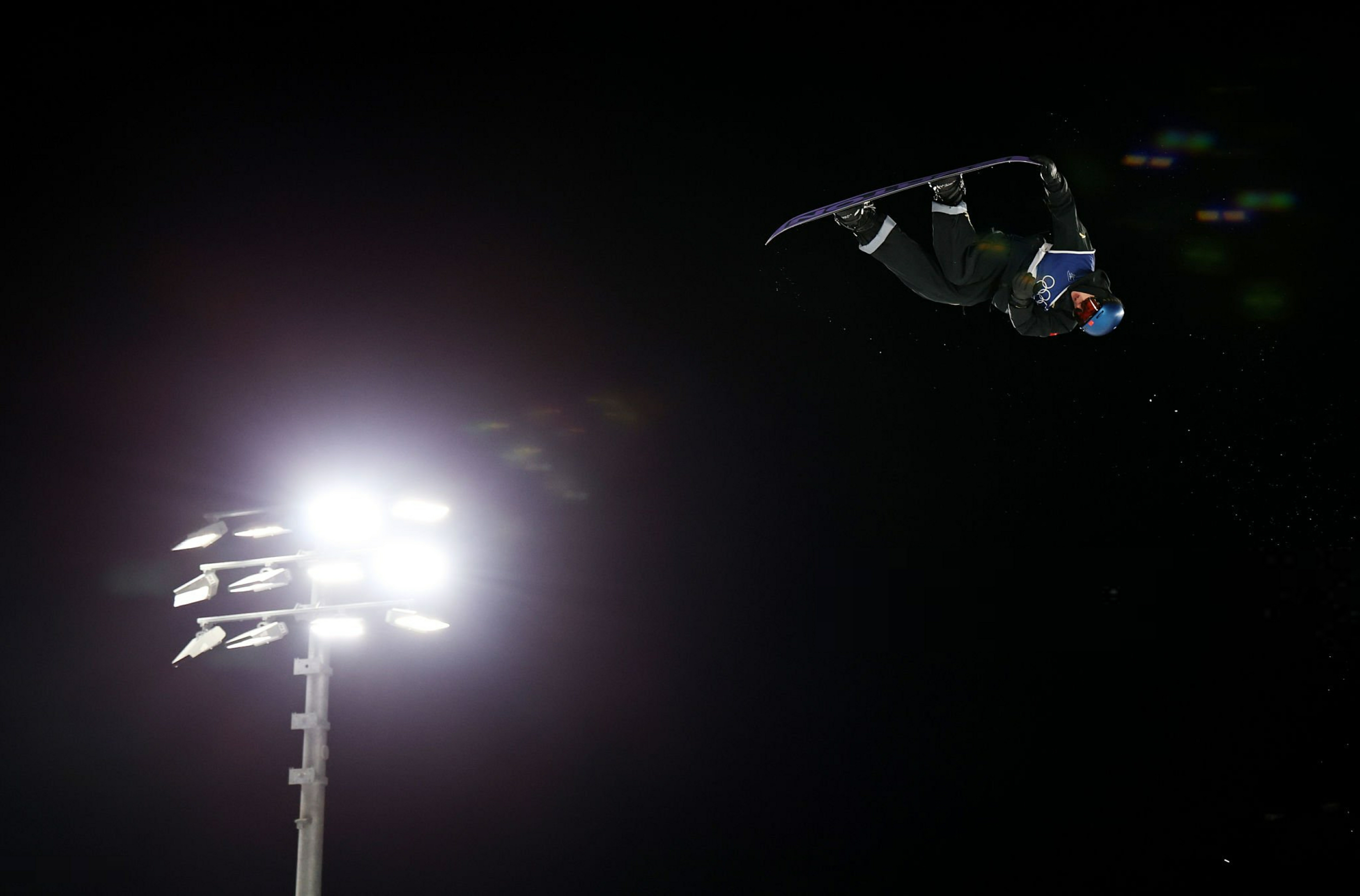 有惊无险！米兰冬奥会单板滑雪男子大跳台预赛，卫冕冠军苏翊鸣虽然第一跳失误摔倒，但