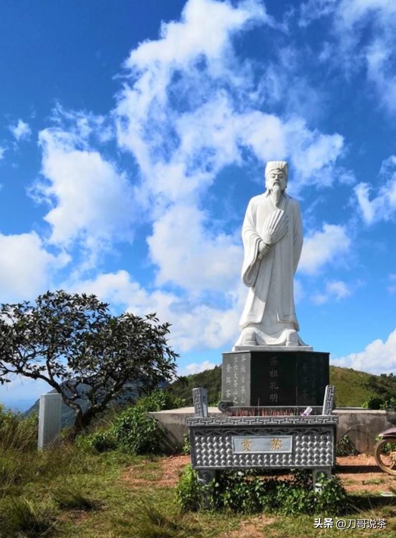 云南有很多地方都留下诸葛亮的事迹，不管他来没来过。

很多故事不但被夸大和神话，
