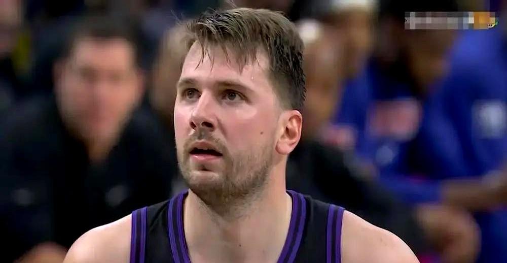 詹姆斯生日夜的剧本，不是大胜，而是一场惨败。

故事本该从第二节开始。老詹主动给