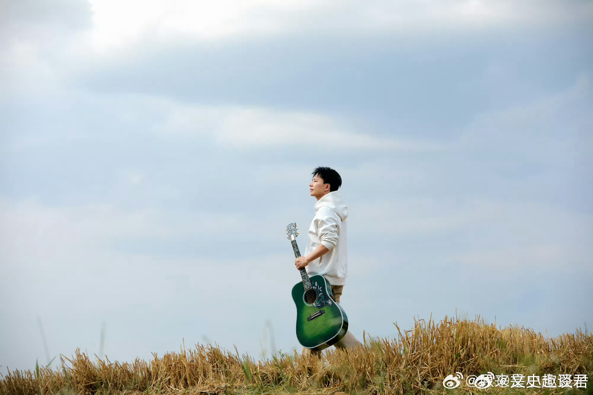 欢子回忆20岁租房借路灯写歌欢子这一路走来确实不容易，不过现在一切都好起来，歌真