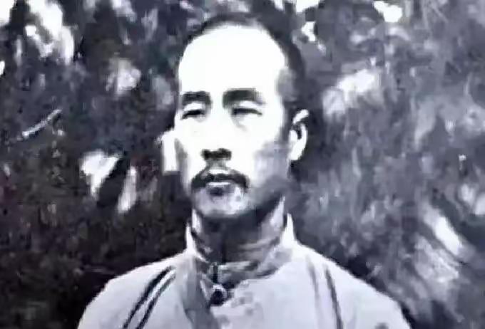 韩复渠被蒋介石枪决后，郑洞国奉命去抄家。本以为会撞见哭天喊地的场面，可推开大门，