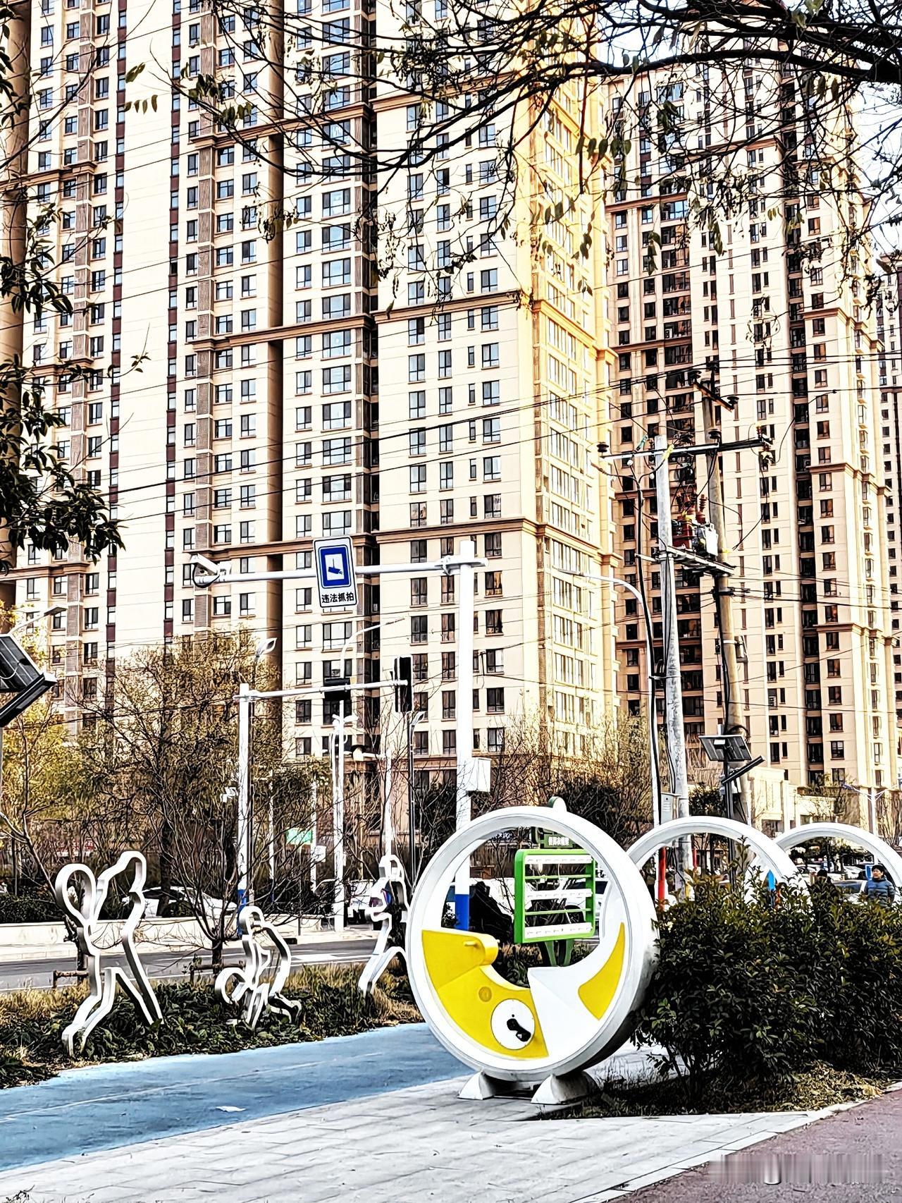 今天的阳光明媚，

来到华清街的一角，

这个街心公园，

有个健身角，

是不