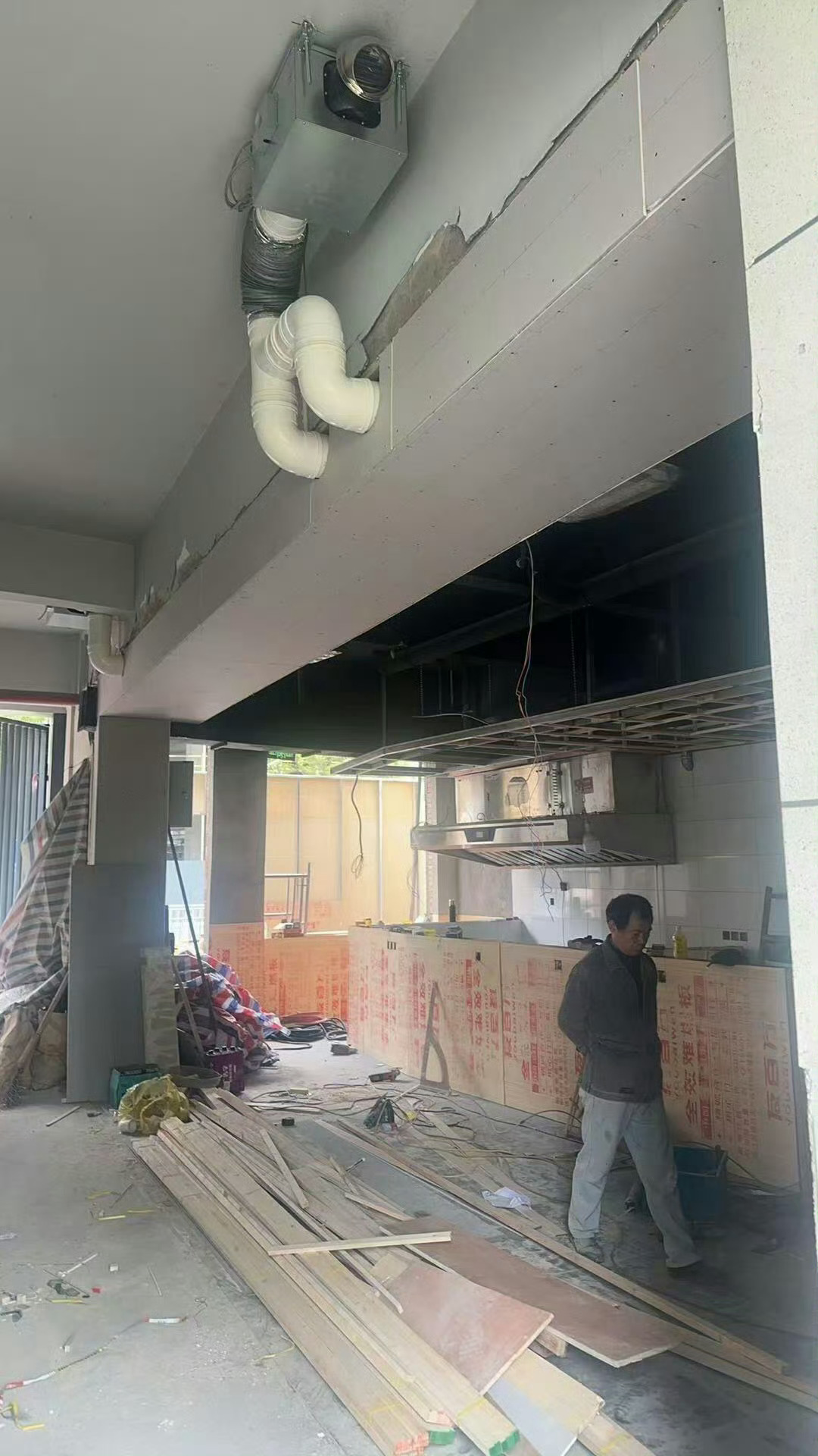 宁波市民爆料小区消防通道被宝龙一底商围住，存在安全隐患…网友“龘行天下”爆料：鄞