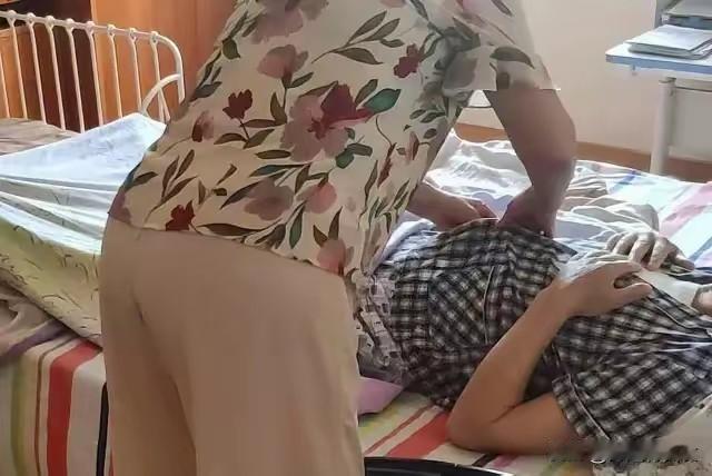 2. 辽宁女子卧床6年 发现保姆竟是丈夫情人：辽宁小丽因脑出血卧床，丈夫老王找保