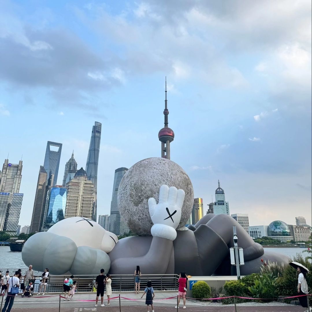 金软景分享赛季前在上海的交流日常📸Kaws真的要被玩儿坏了 ​​​