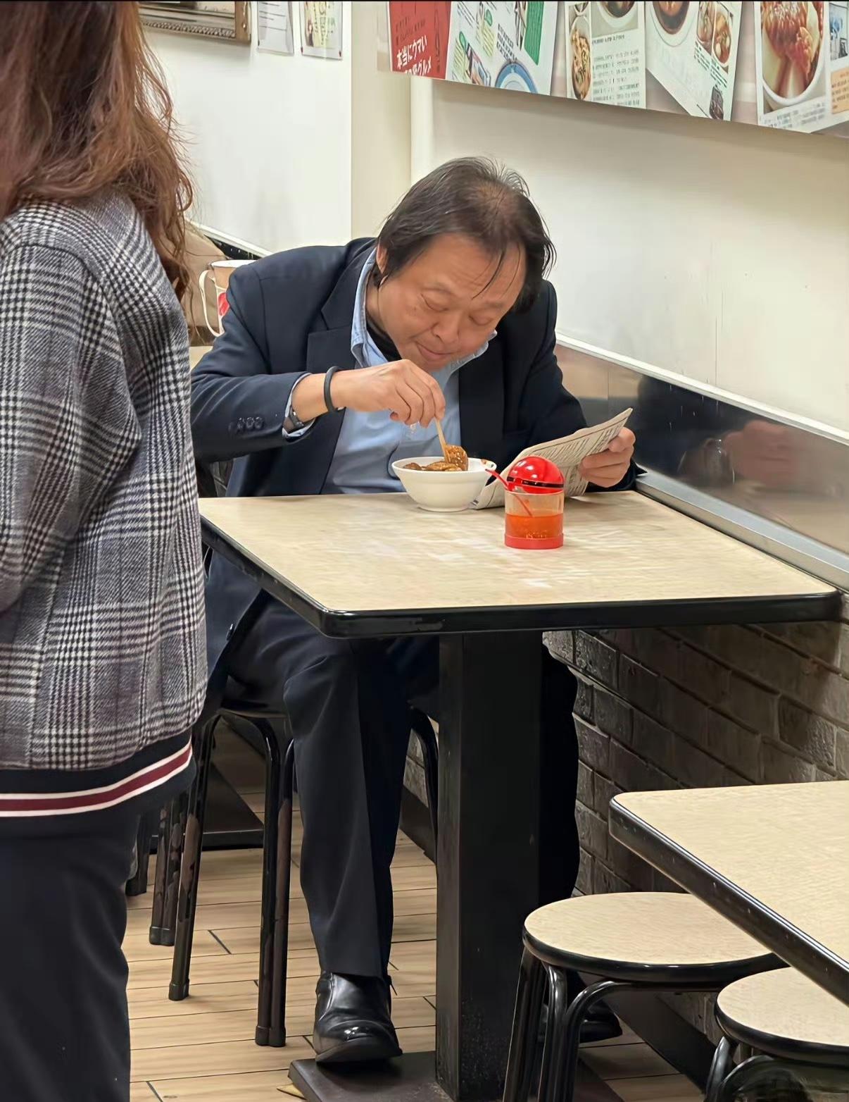 在凭借《没出息》火了之后，王世坚很低调，一如既往隐身于市井。
他虽然是绿营的，虽